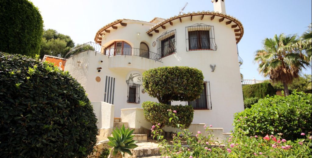Crea los recuerdos más felices en familia en esta encantadora villa en venta en Arnella Moraira