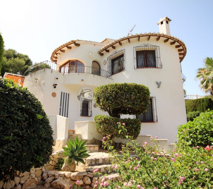 Crea los recuerdos más felices en familia en esta encantadora villa en venta en Arnella Moraira