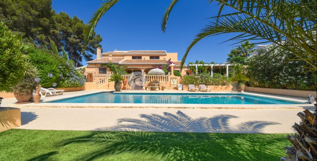 La joya escondida de Jávea: una hermosa villa de estilo finca con piscina privada, jardín mediterráneo y vistas al campo