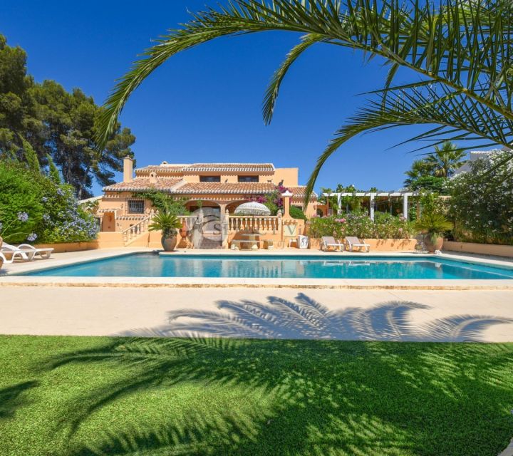 La joya escondida de Jávea: una hermosa villa de estilo finca con piscina privada, jardín mediterráneo y vistas al campo